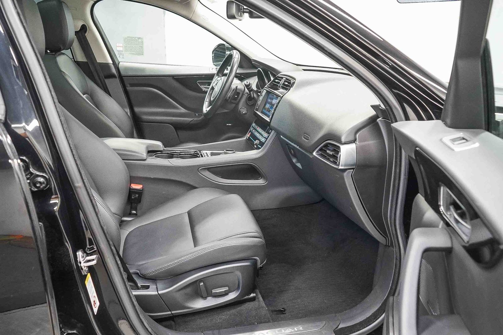 Thumbnail: 2017 Jaguar F-Pace - 17