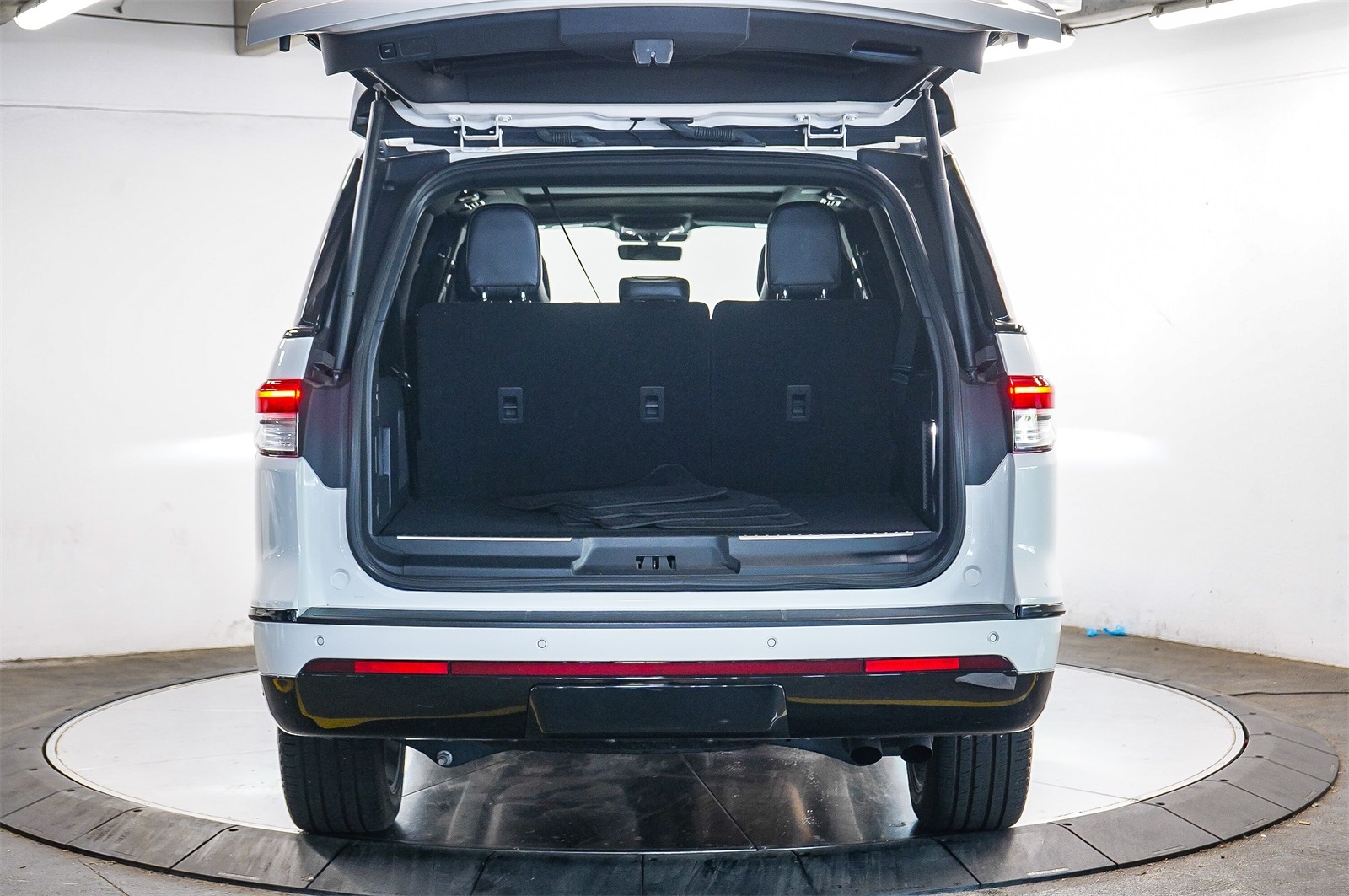 Thumbnail: 2022 Lincoln Navigator L - 28
