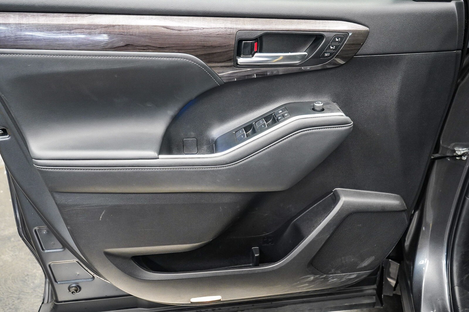Thumbnail: 2022 Toyota Highlander - 22