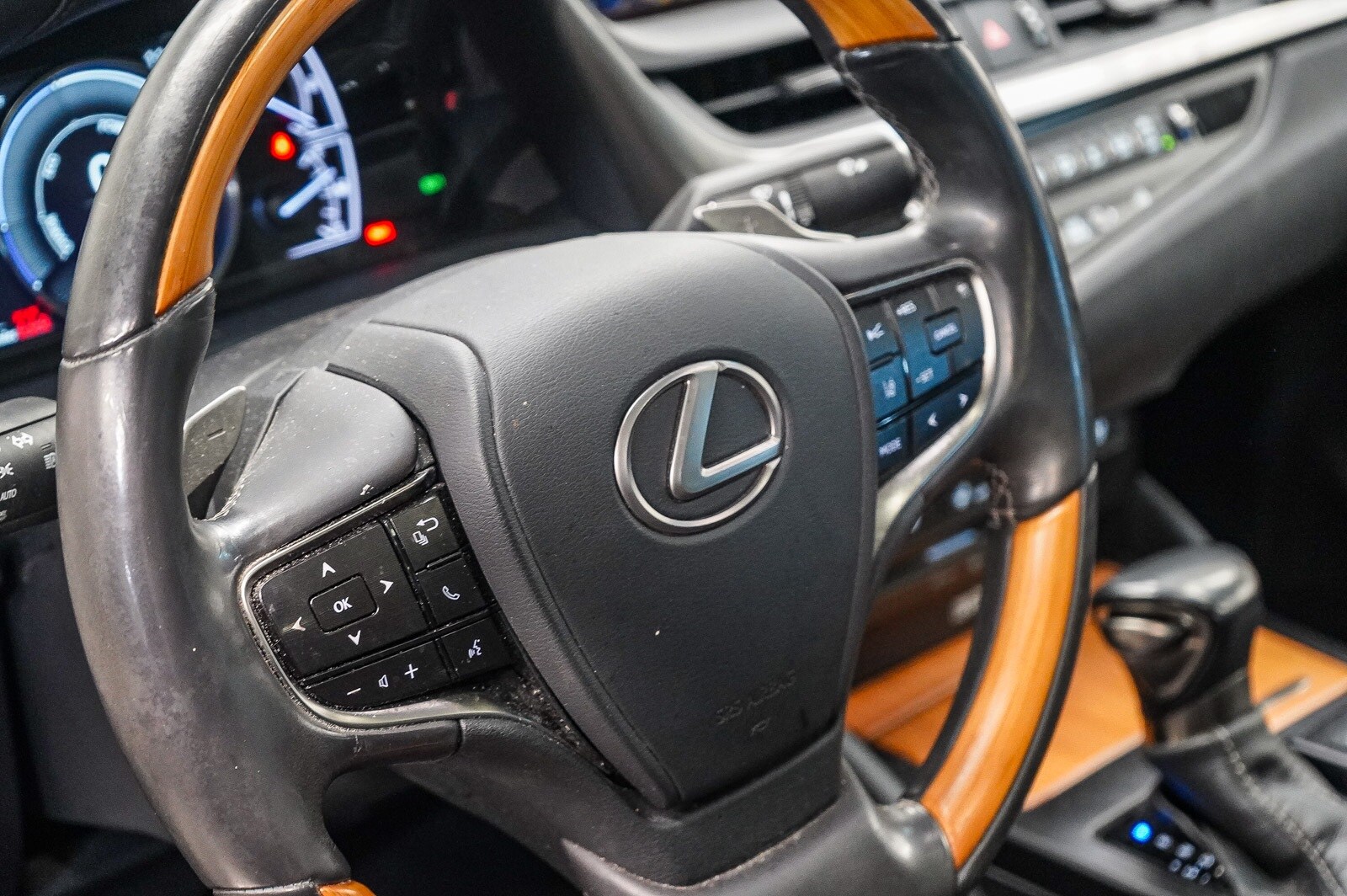 Thumbnail: 2020 Lexus ES - 21
