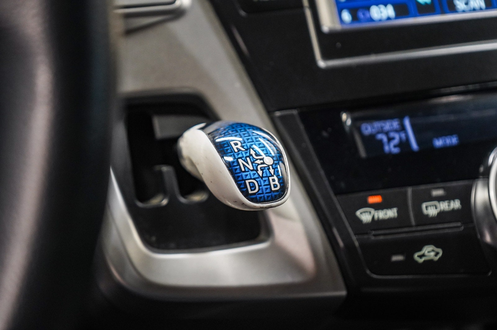 Thumbnail: 2013 Toyota Prius v - 23