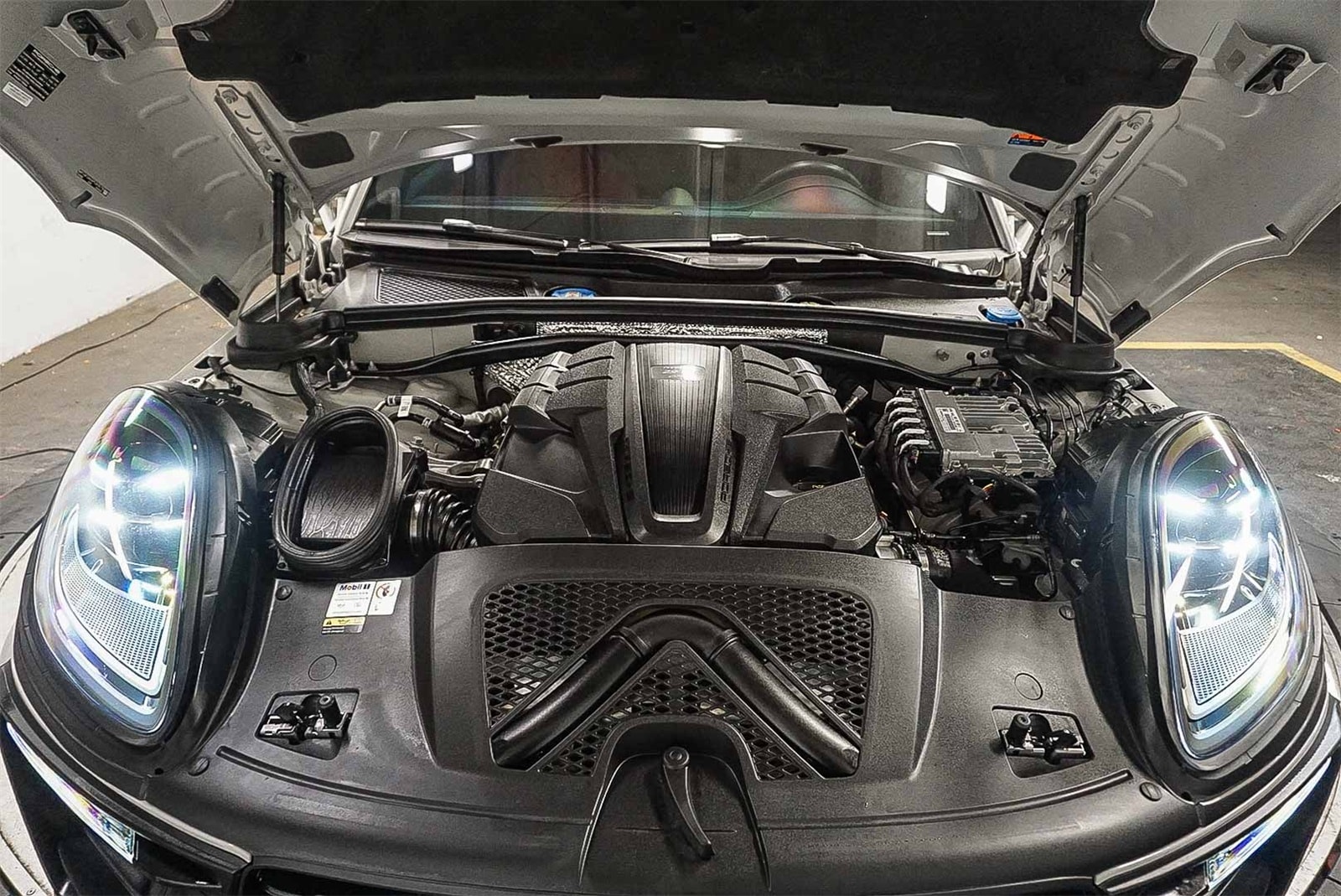 Thumbnail: 2023 Porsche Macan - 29