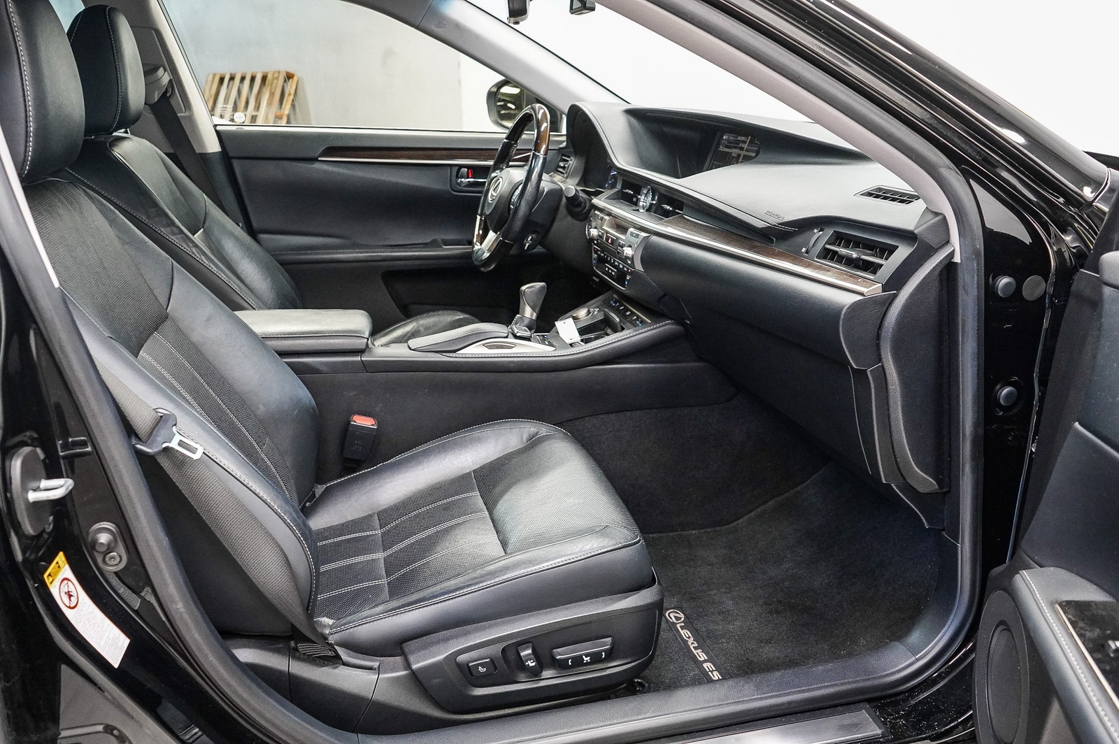 Thumbnail: 2016 Lexus ES - 17