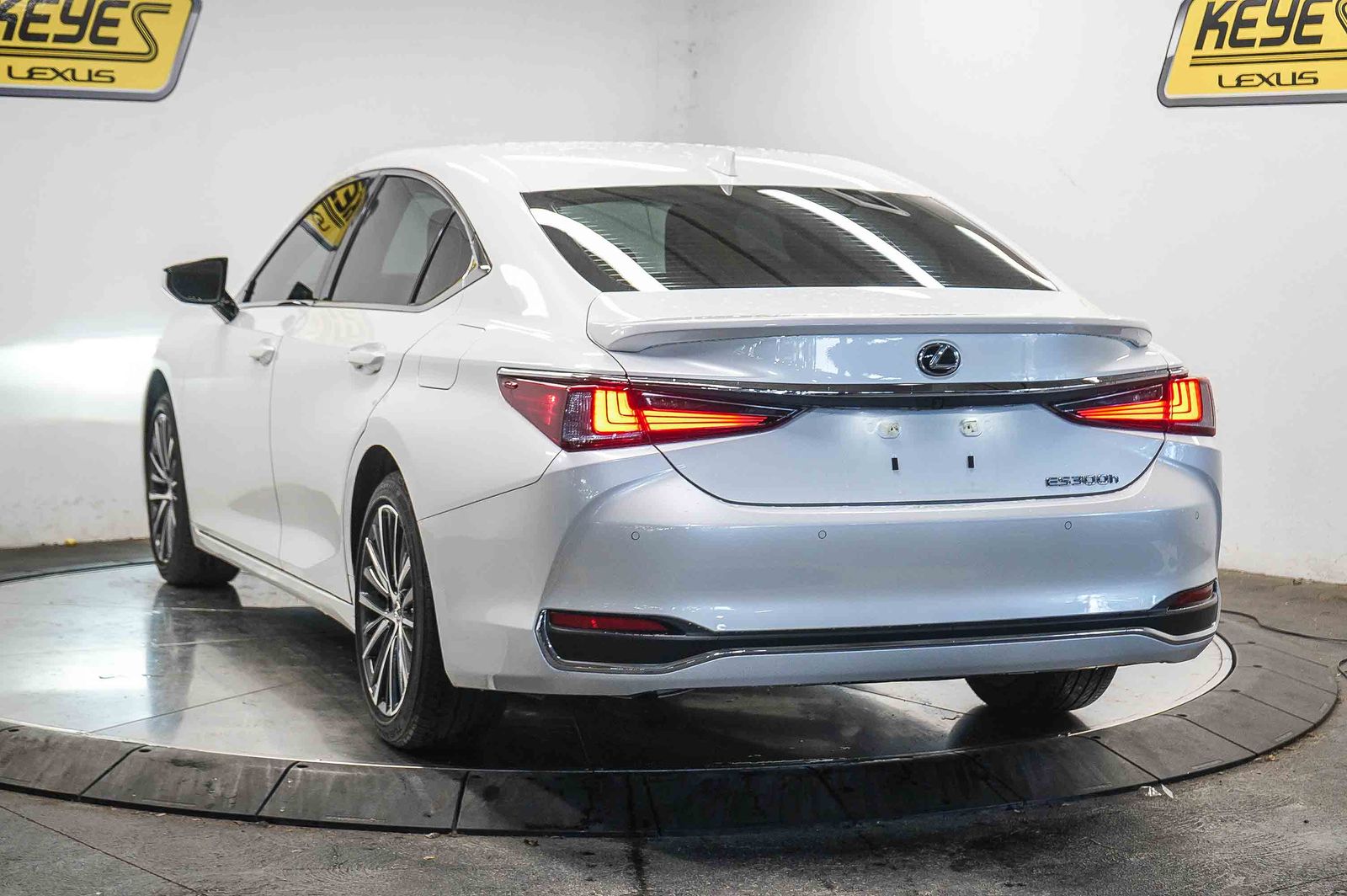 Thumbnail: 2025 Lexus ES - 2