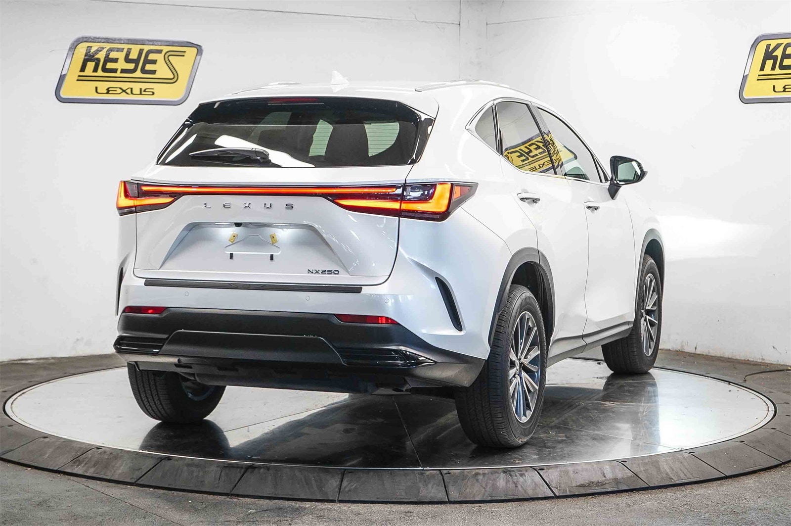 Thumbnail: 2025 Lexus ES - 3