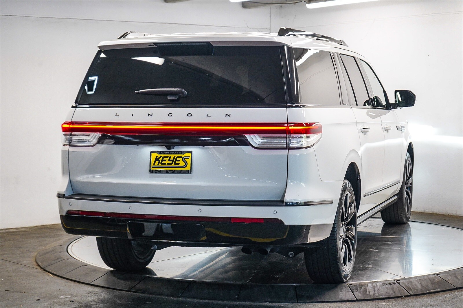 Thumbnail: 2022 Lincoln Navigator L - 4