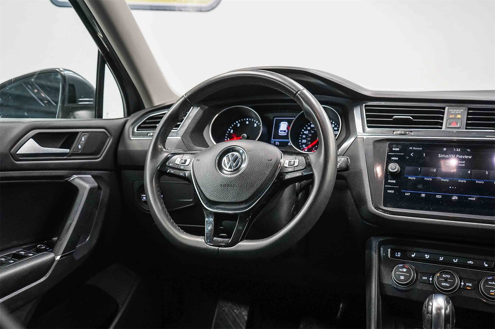 Thumbnail: 2020 Volkswagen Tiguan - 15