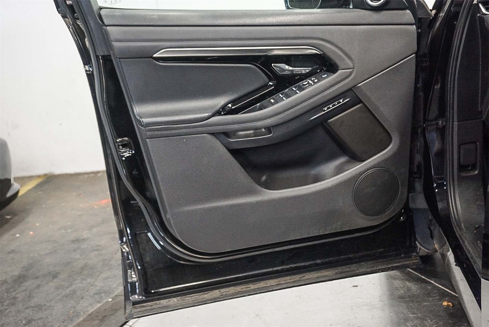 Thumbnail: 2020 Land Rover Range Rover Evoque - 23