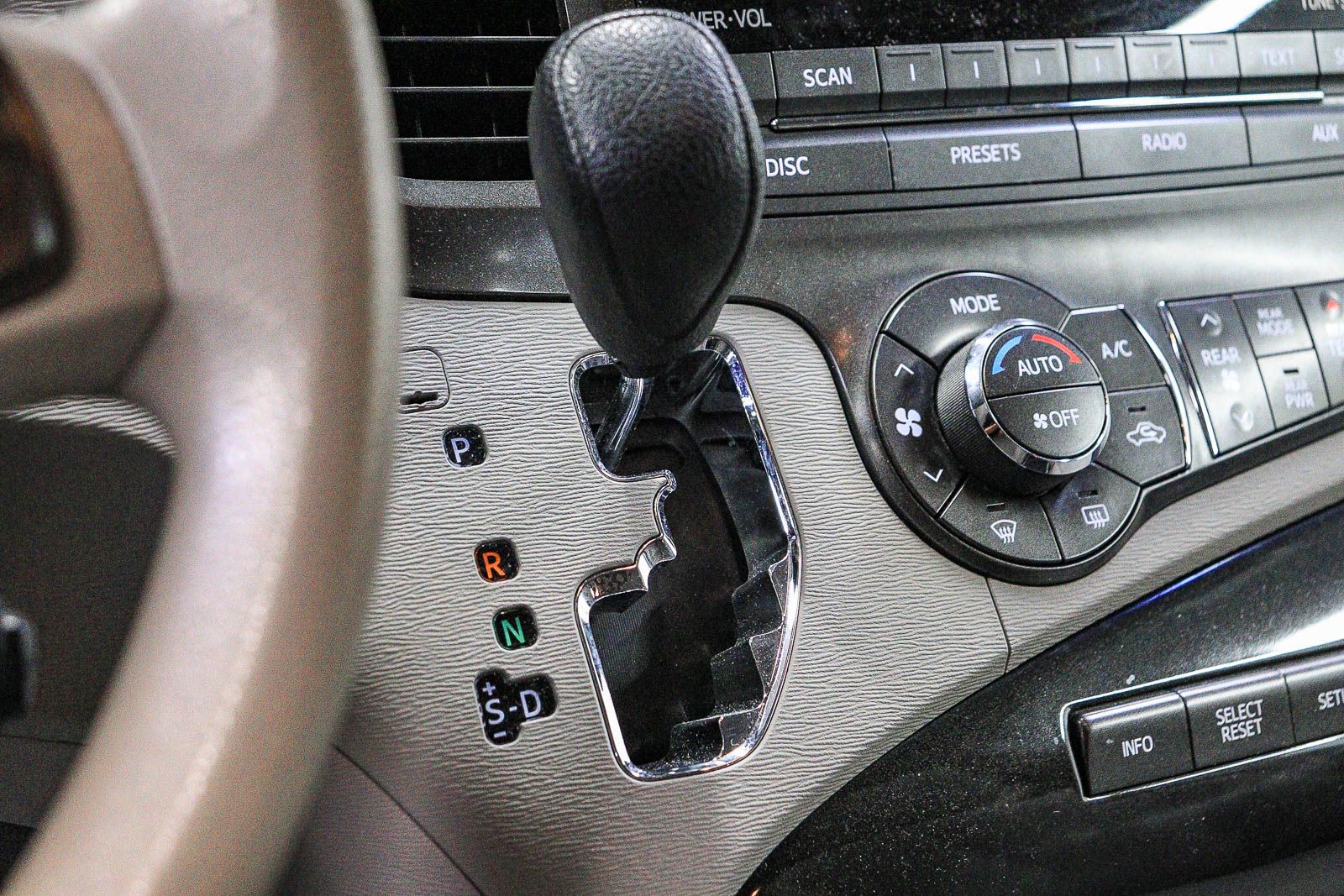 Thumbnail: 2014 Toyota Sienna - 20