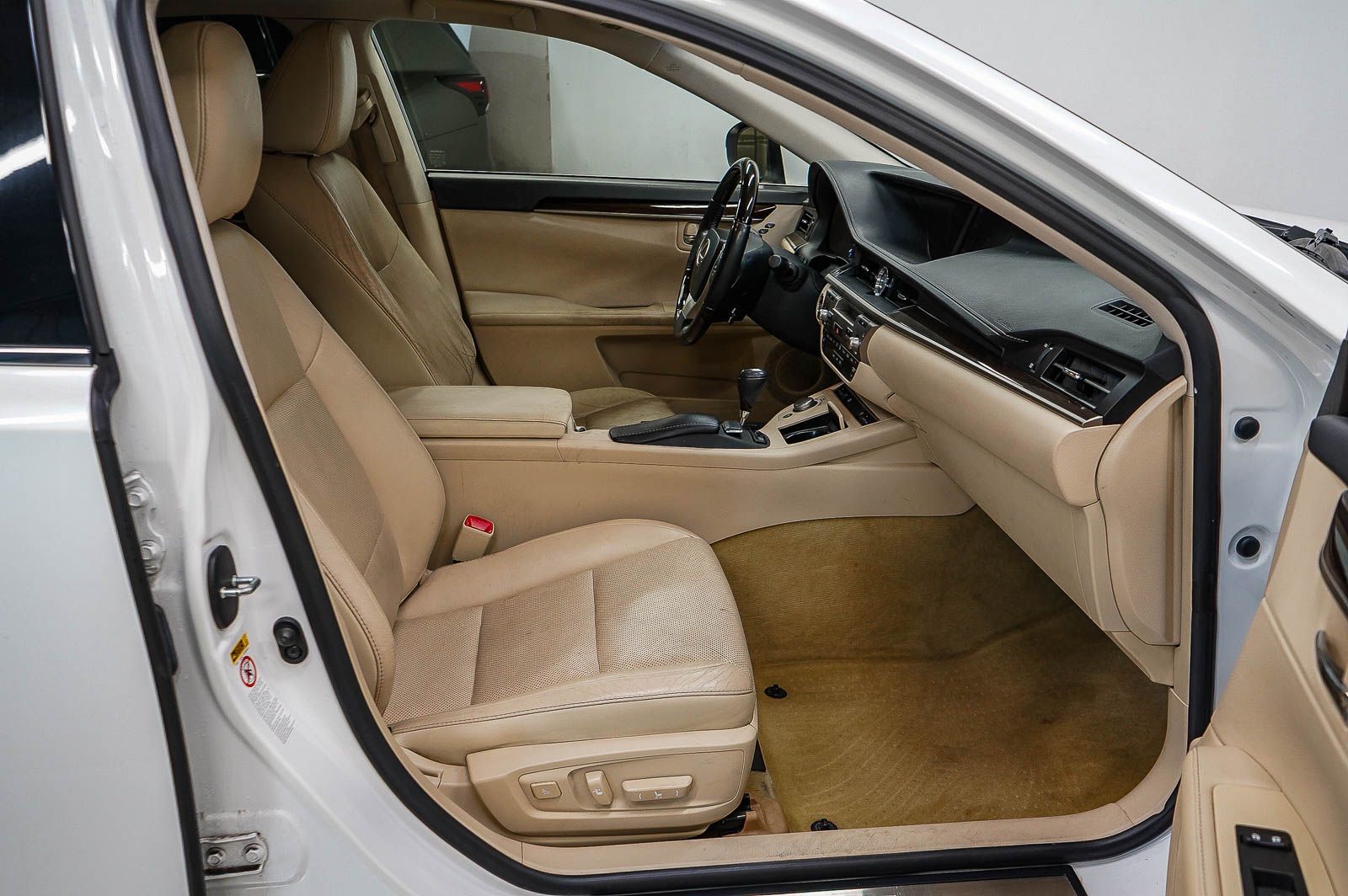 Thumbnail: 2013 Lexus ES - 16