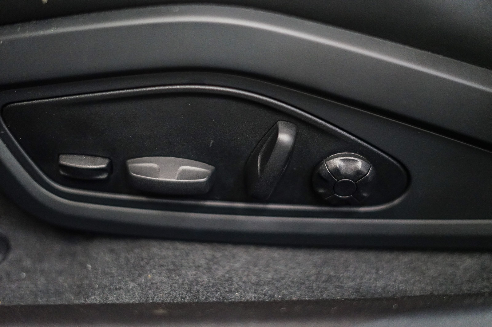 Thumbnail: 2025 Porsche Taycan - 22