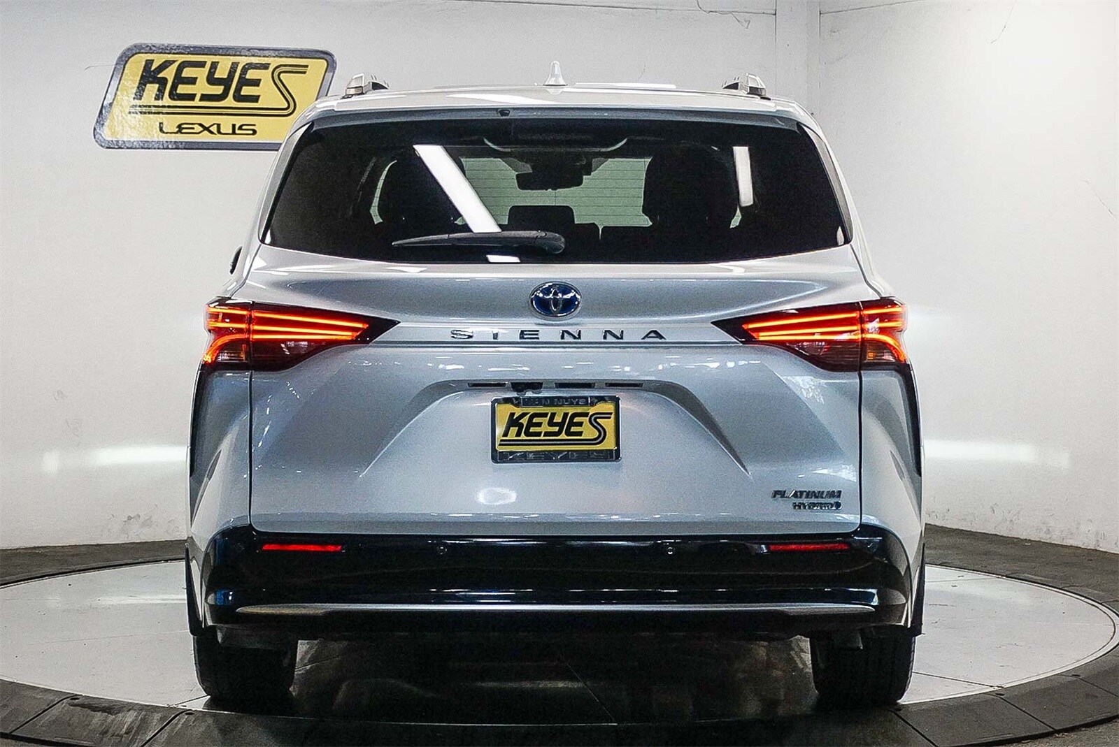 2023 Toyota Sienna Platinum photo 2