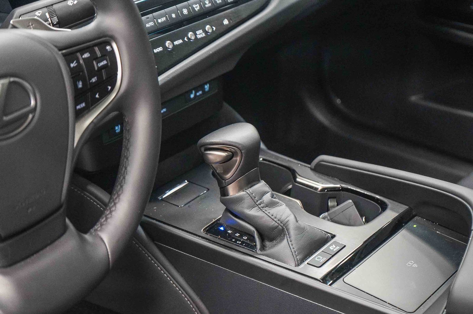 Thumbnail: 2025 Lexus ES - 24