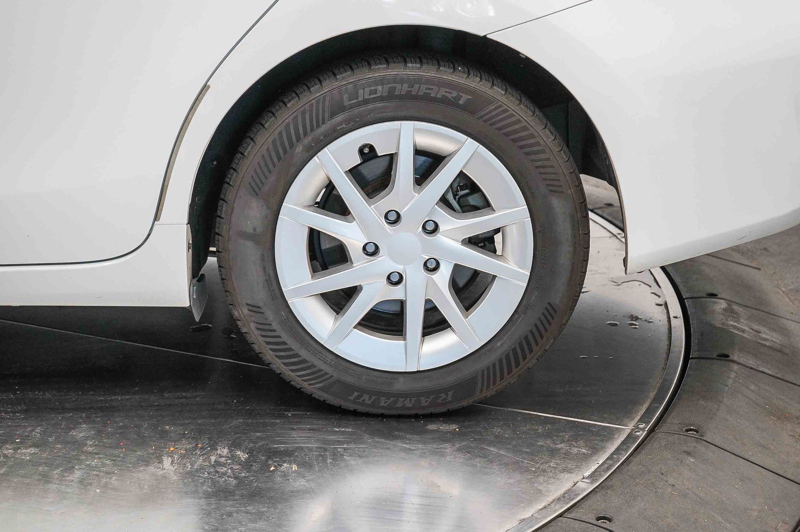 Thumbnail: 2012 Toyota Prius v - 9