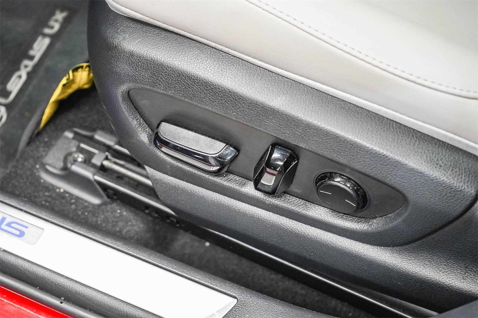 Thumbnail: 2025 Lexus UX - 23