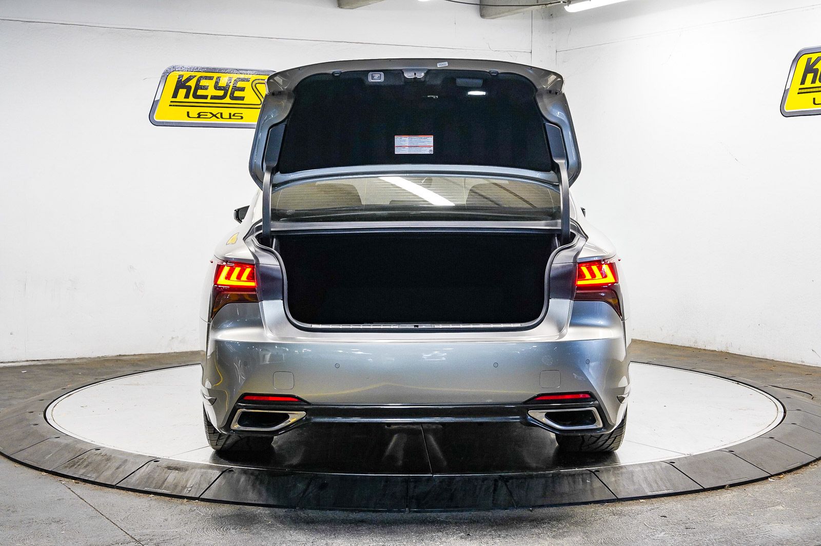 Thumbnail: 2022 Lexus LS - 26