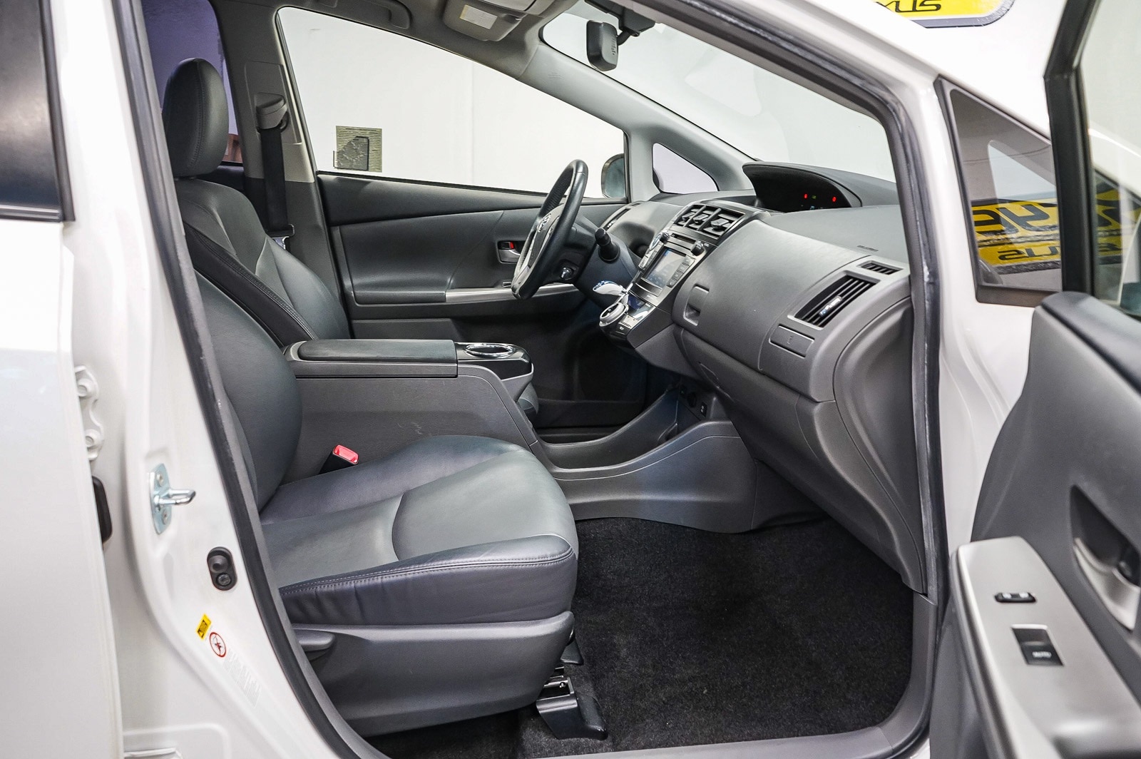 Thumbnail: 2013 Toyota Prius v - 16