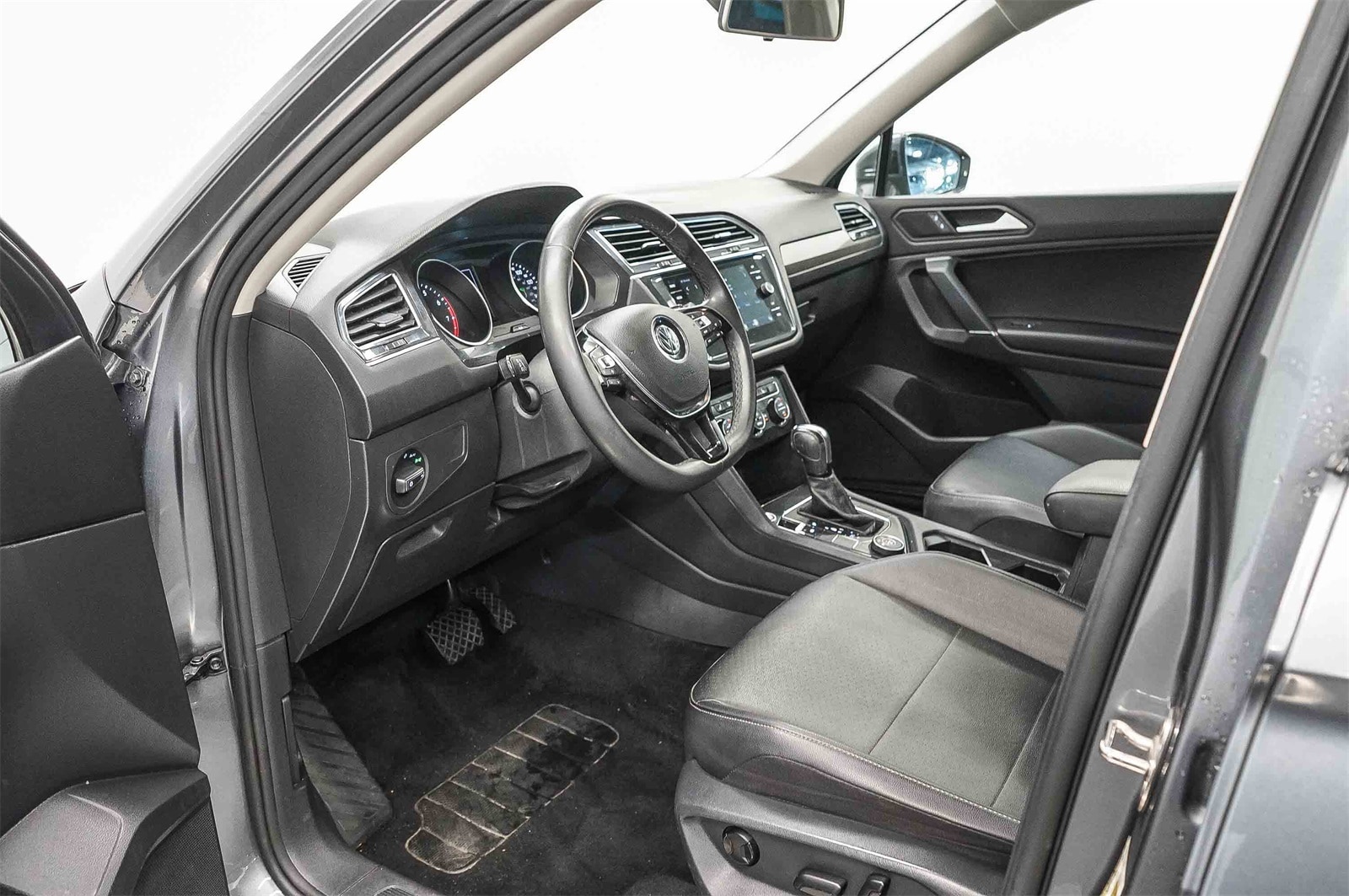 Thumbnail: 2020 Volkswagen Tiguan - 17