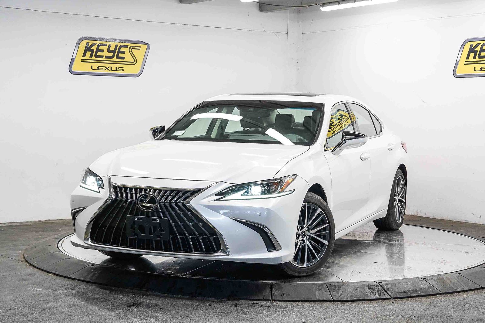 2025 Lexus ES Hybrid 300h -
                  Van Nuys, CA