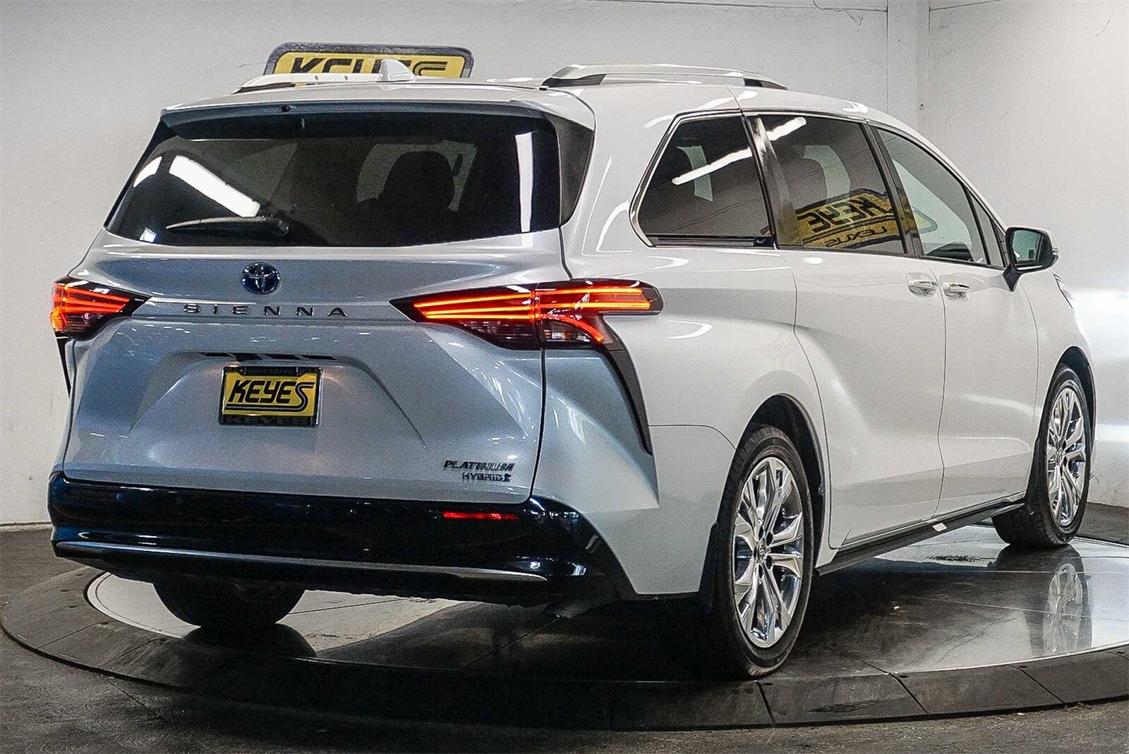 2023 Toyota Sienna Platinum photo 3