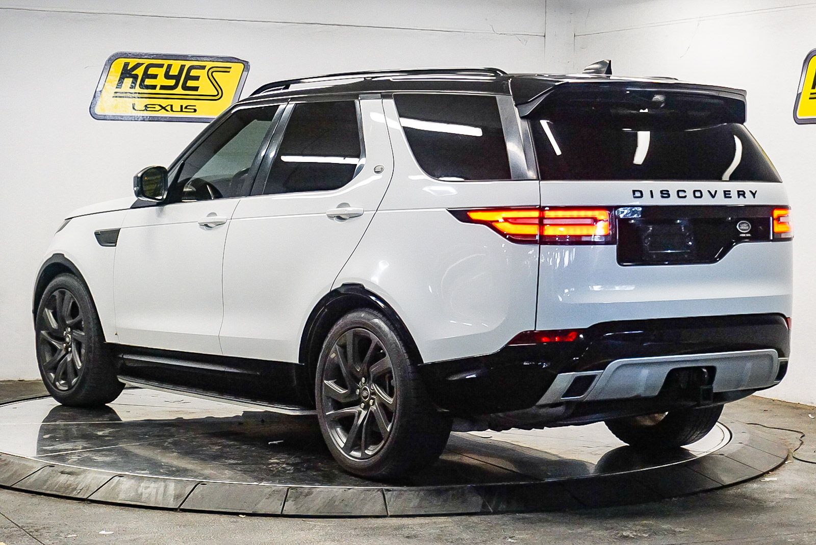 Thumbnail: 2019 Land Rover Discovery - 2