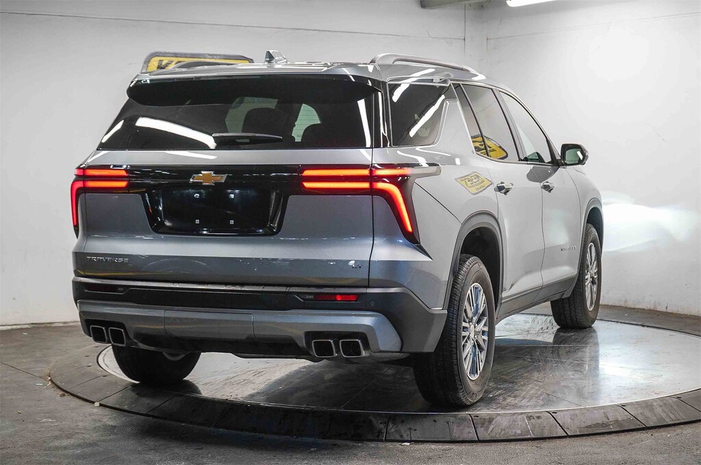 Used 2024 Chevrolet Traverse FWD LT SUV