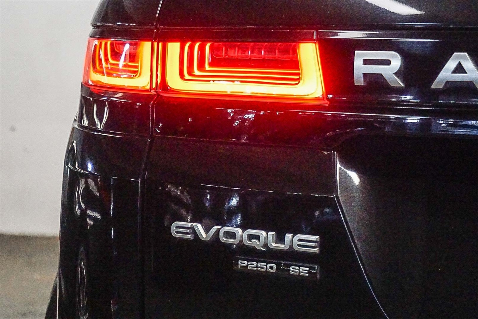 Thumbnail: 2020 Land Rover Range Rover Evoque - 11