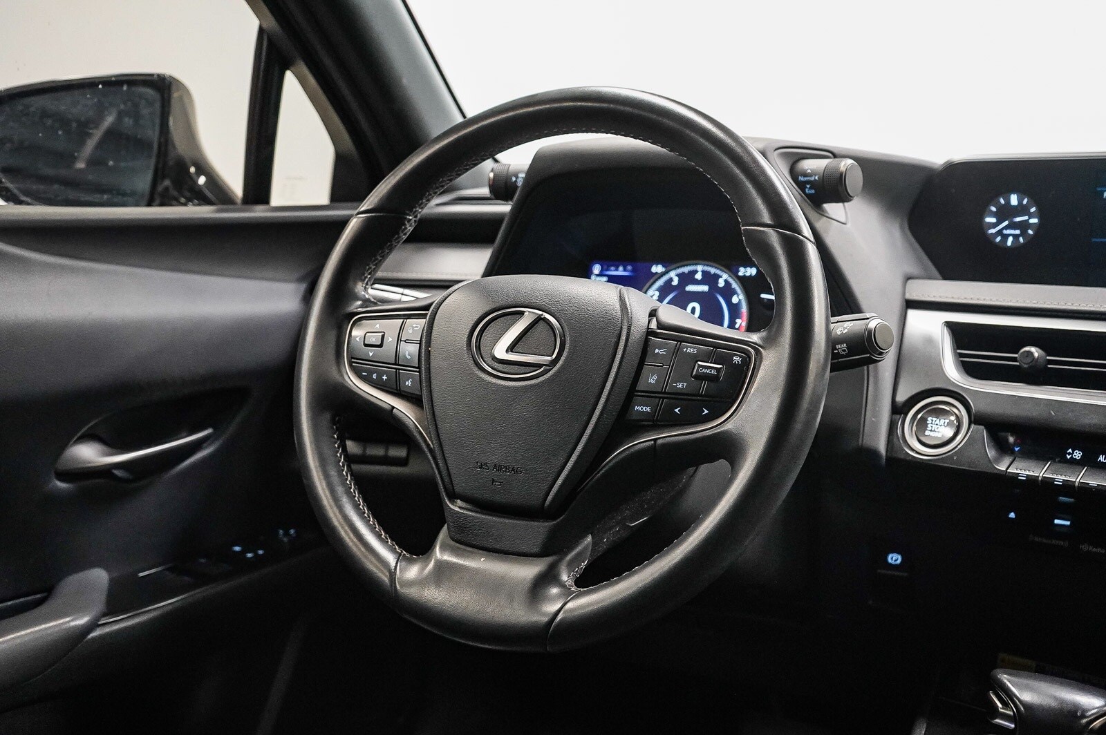 Thumbnail: 2022 Lexus UX - 15