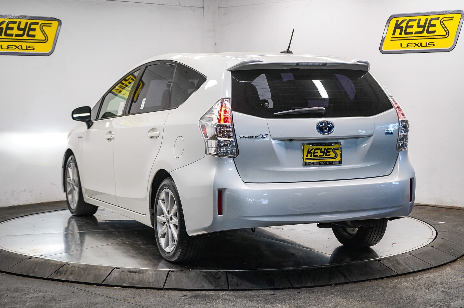 Thumbnail: 2013 Toyota Prius v - 2