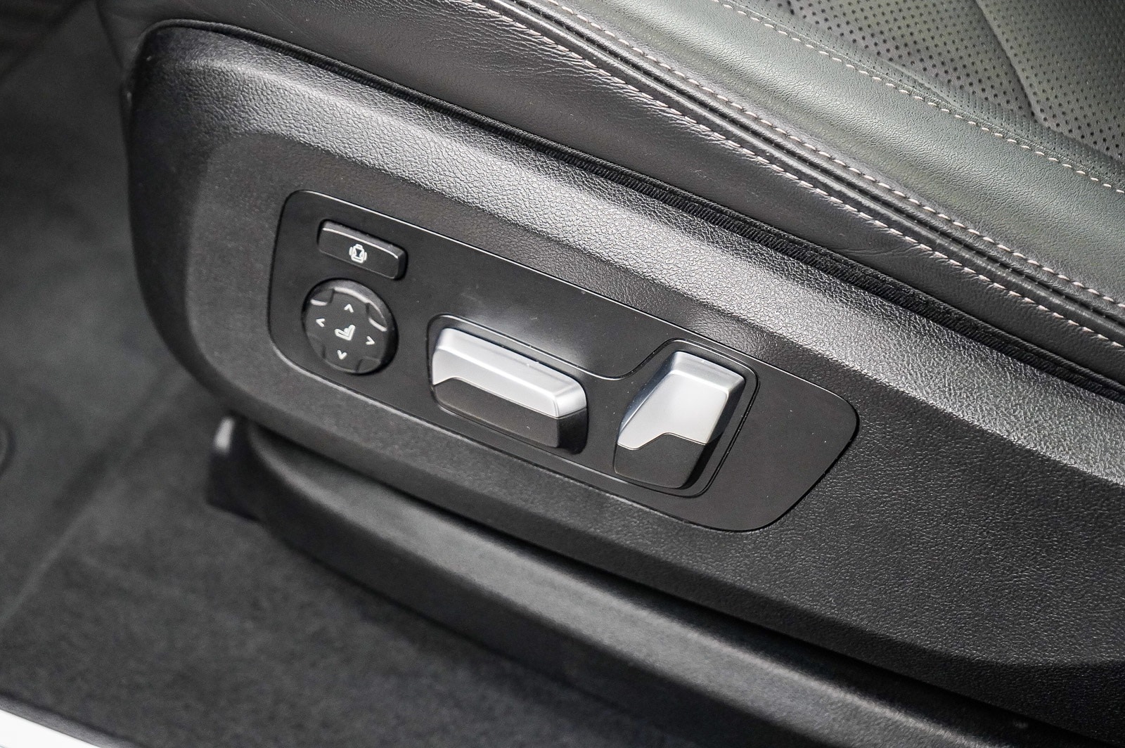 Thumbnail: 2023 BMW X6 - 23