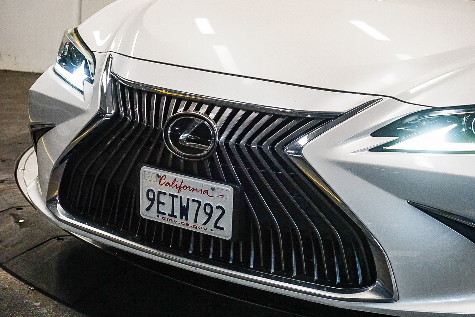 Thumbnail: 2020 Lexus ES - 8