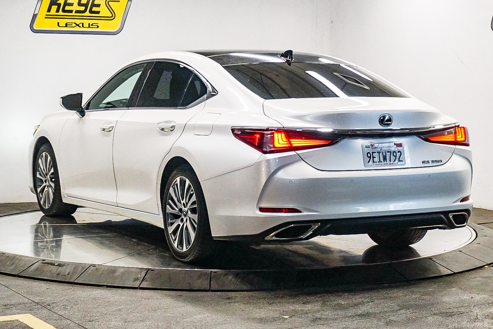Thumbnail: 2020 Lexus ES - 2