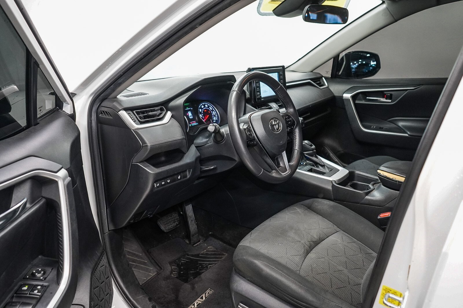 Thumbnail: 2020 Toyota RAV4 - 17