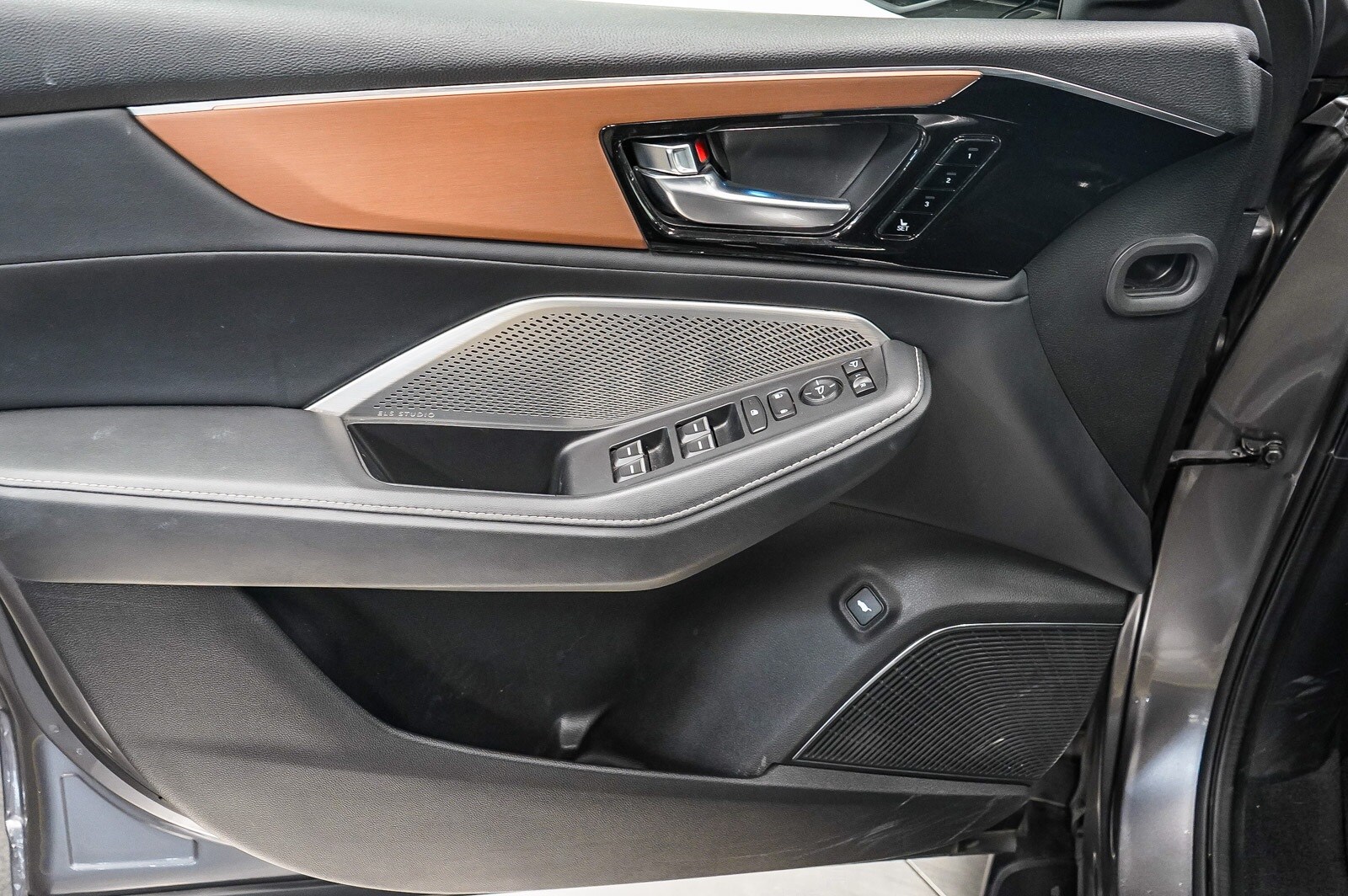 Thumbnail: 2022 Acura MDX - 22