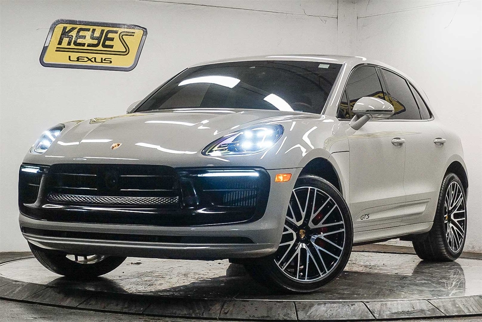 Thumbnail: 2023 Porsche Macan - 1