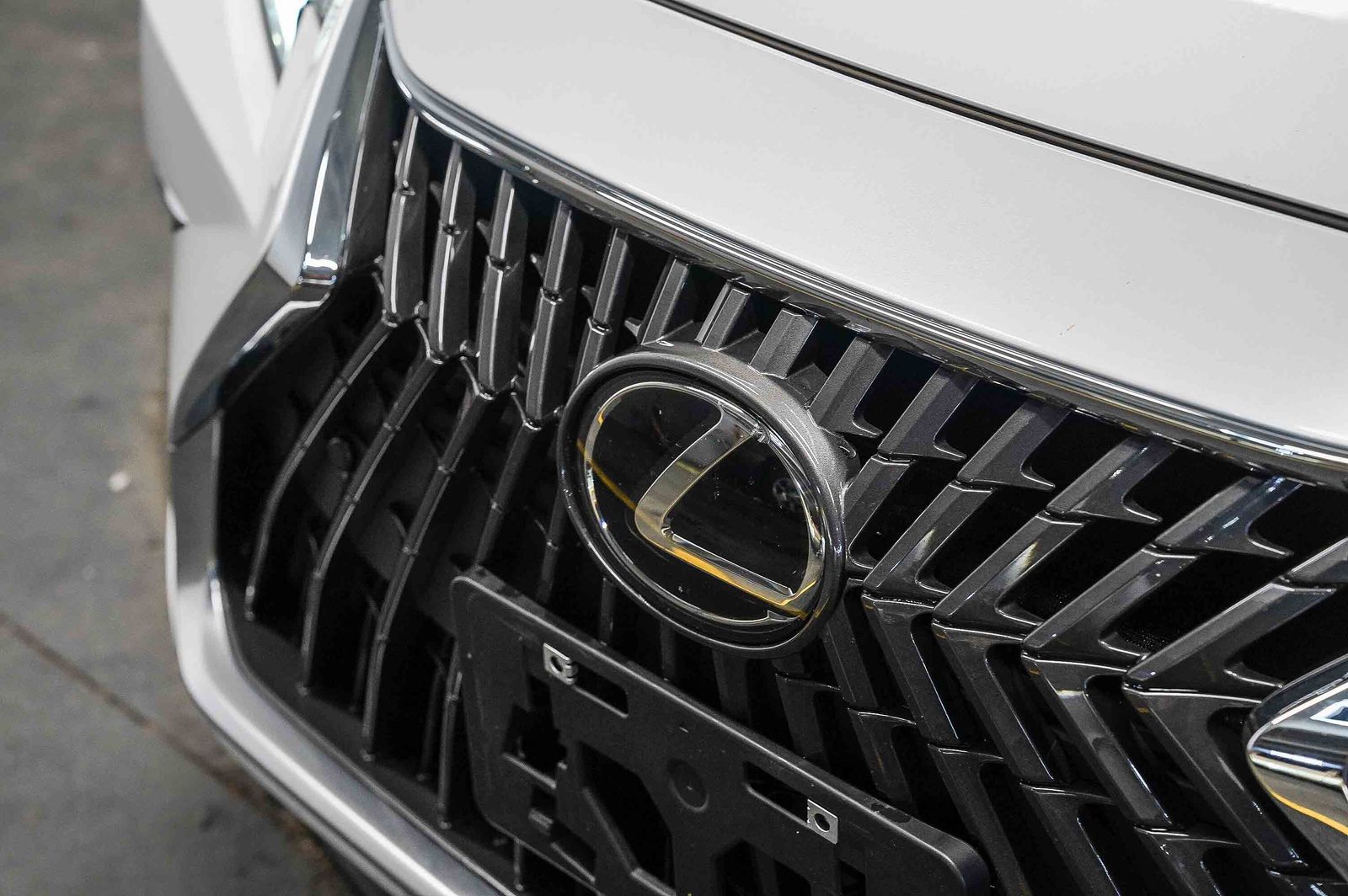 Thumbnail: 2025 Lexus ES - 8
