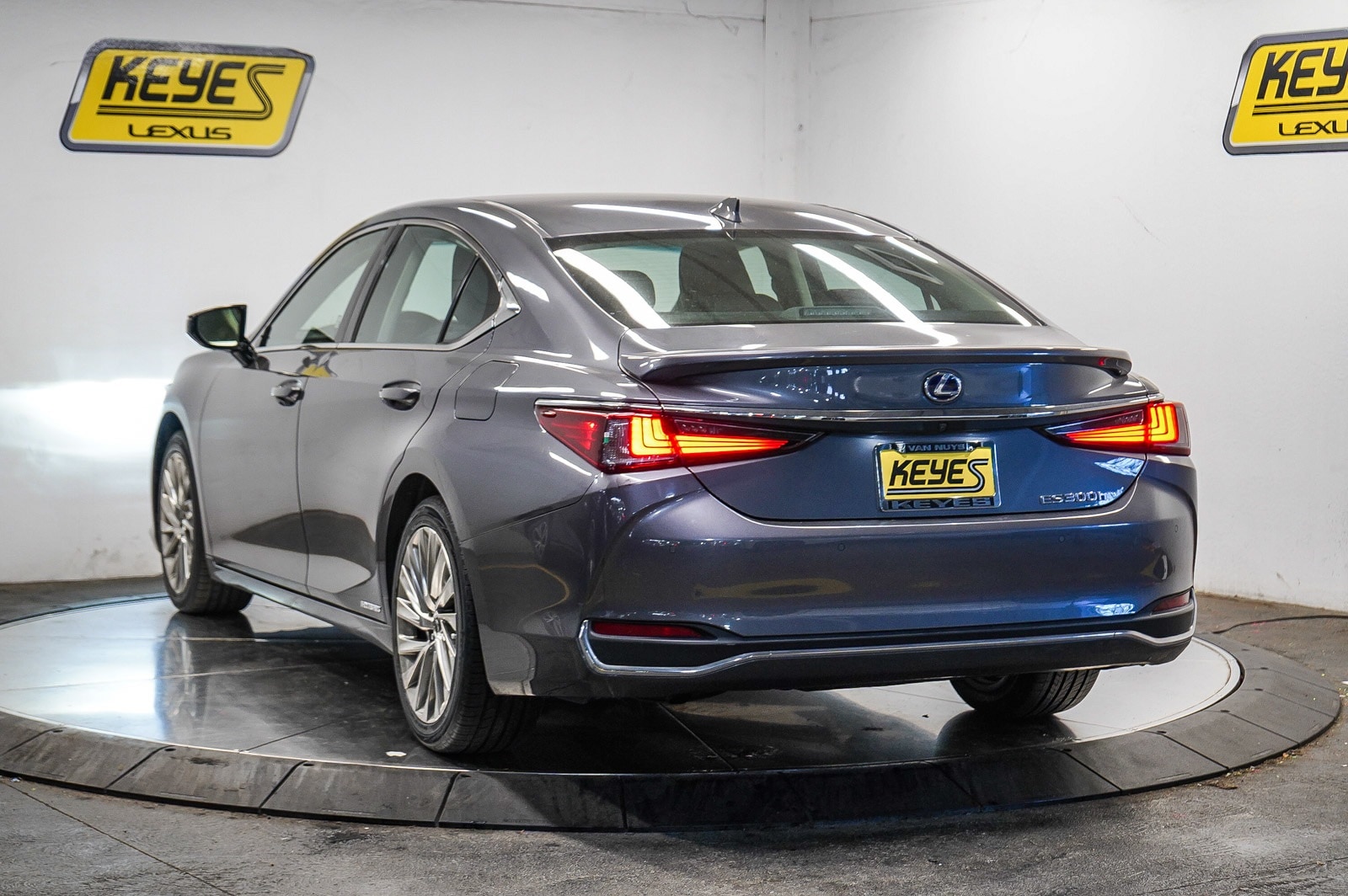 Thumbnail: 2020 Lexus ES - 2