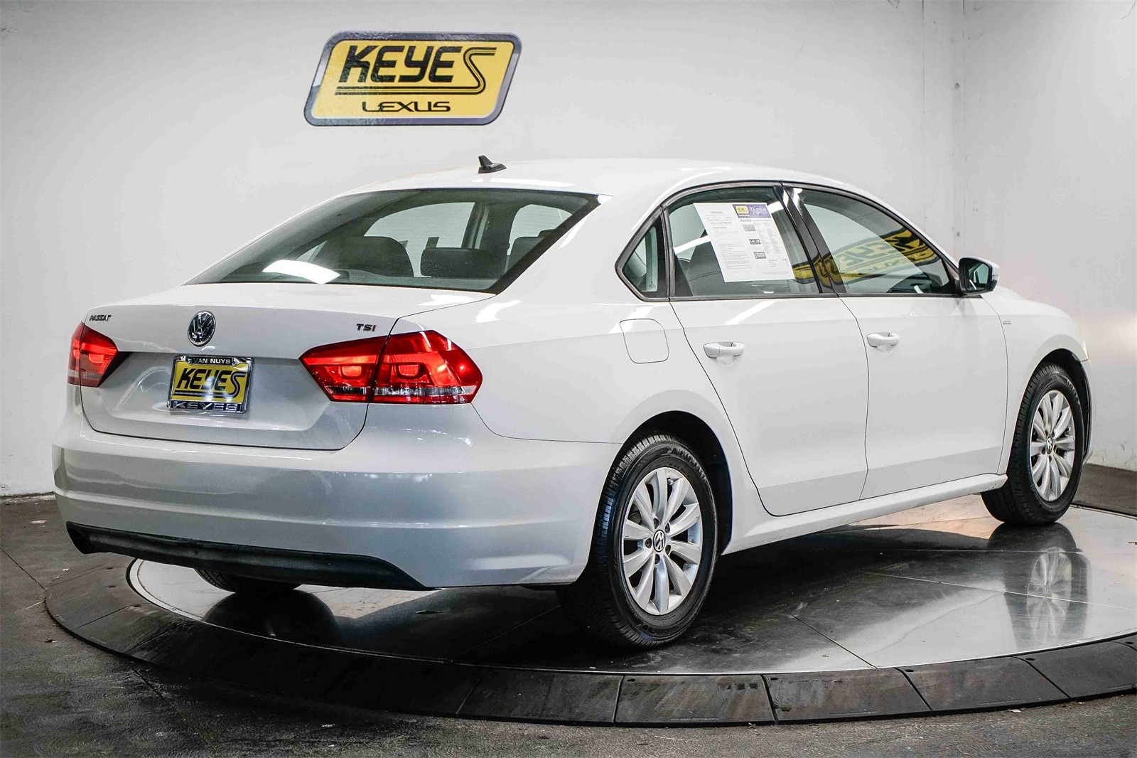 Thumbnail: 2015 Volkswagen Passat - 4