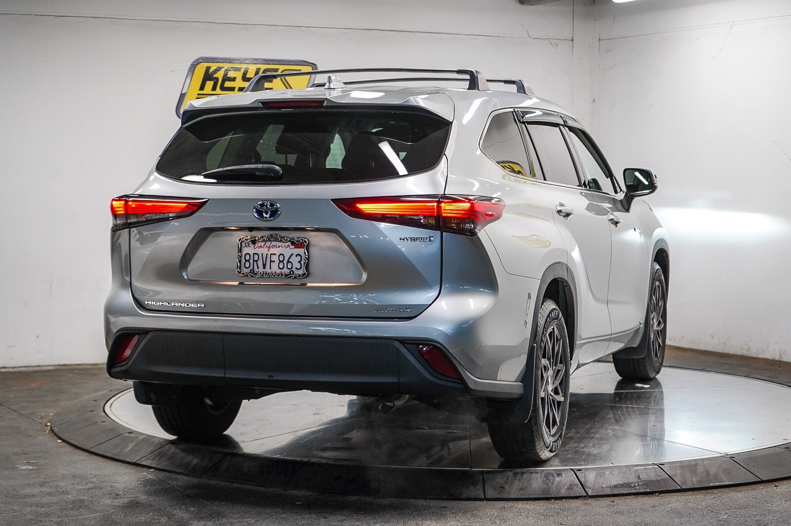 2020 Toyota Highlander Hybrid LE photo 4