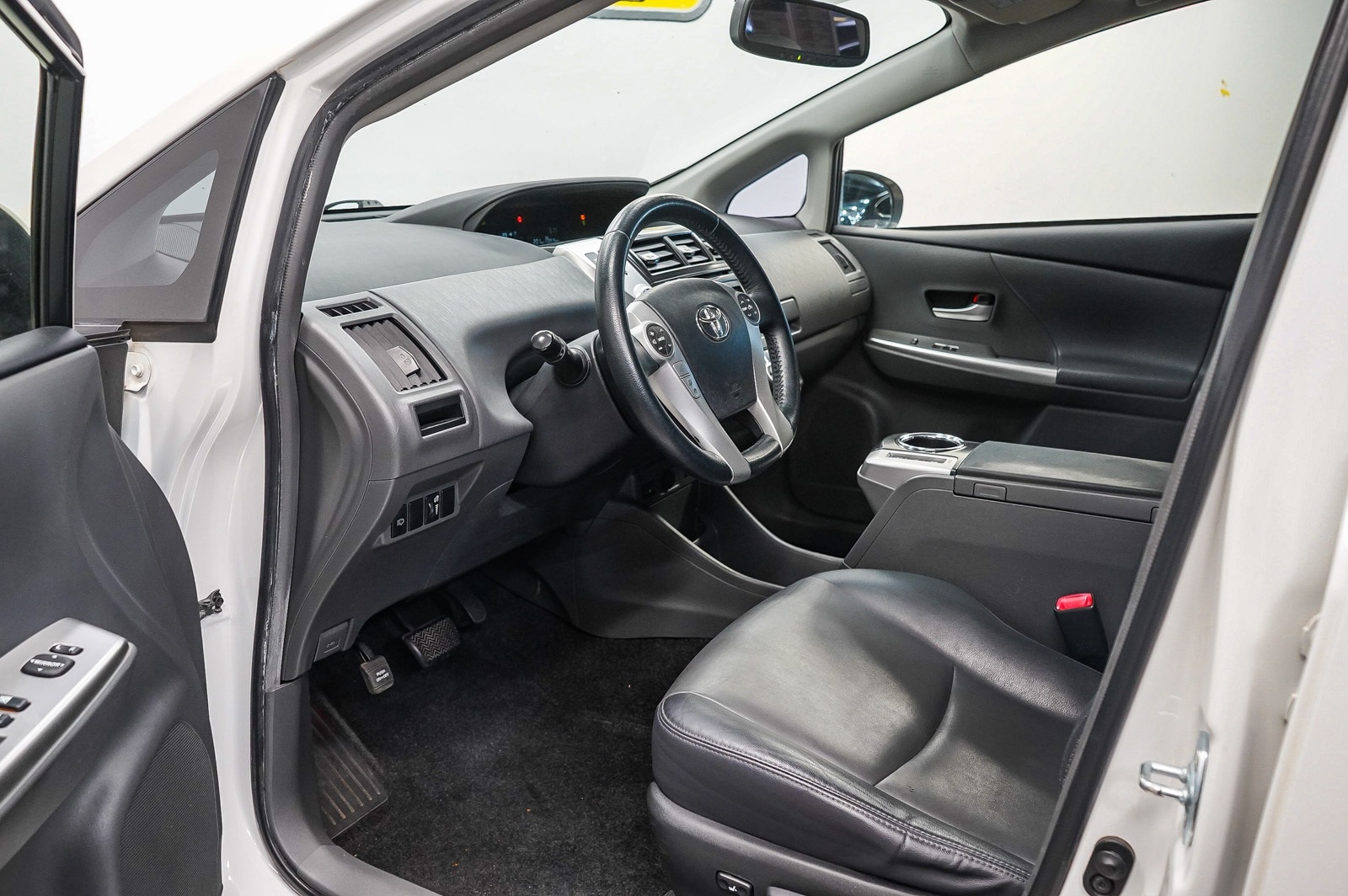 Thumbnail: 2013 Toyota Prius v - 17