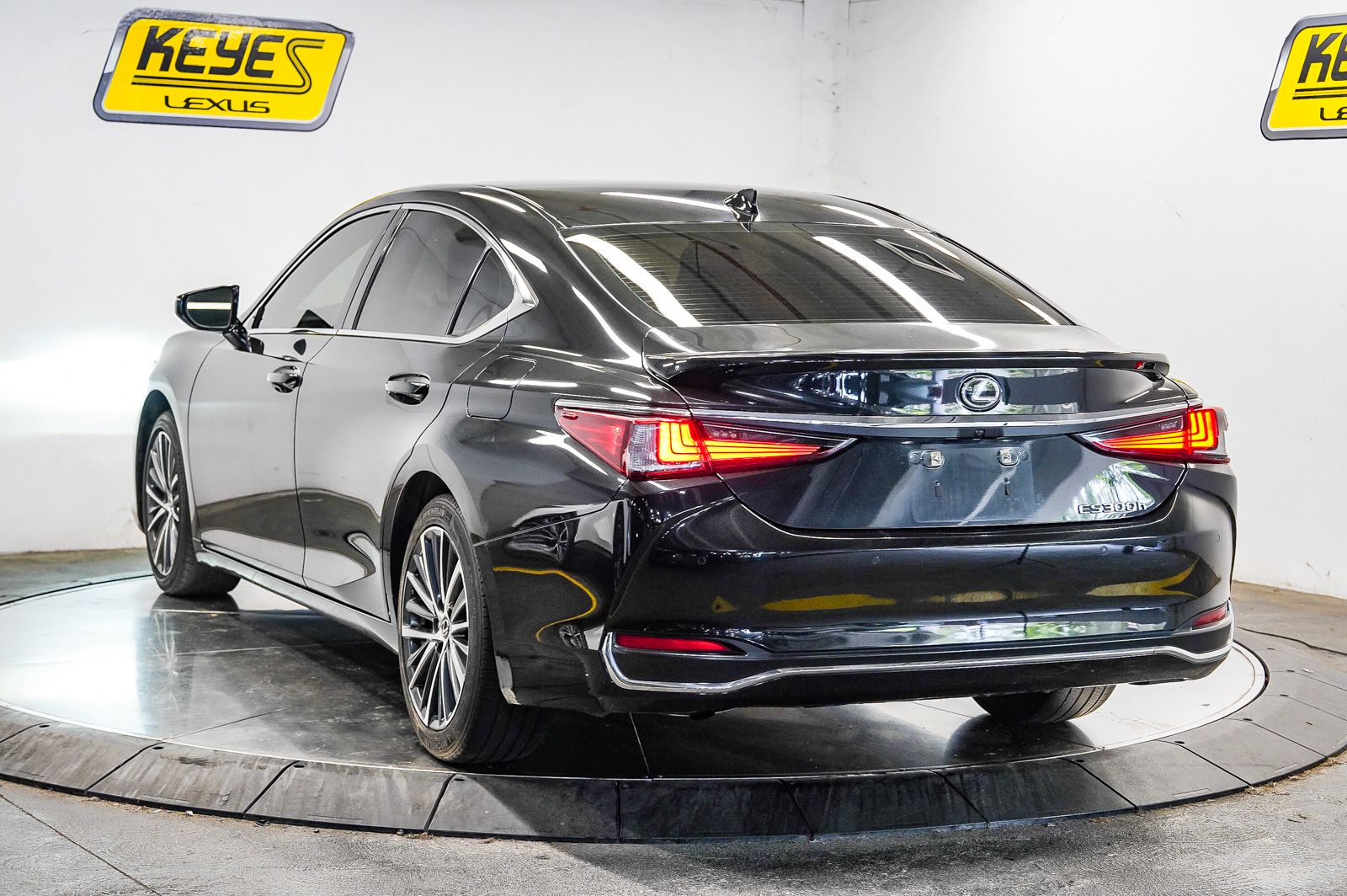 Thumbnail: 2023 Lexus ES - 2