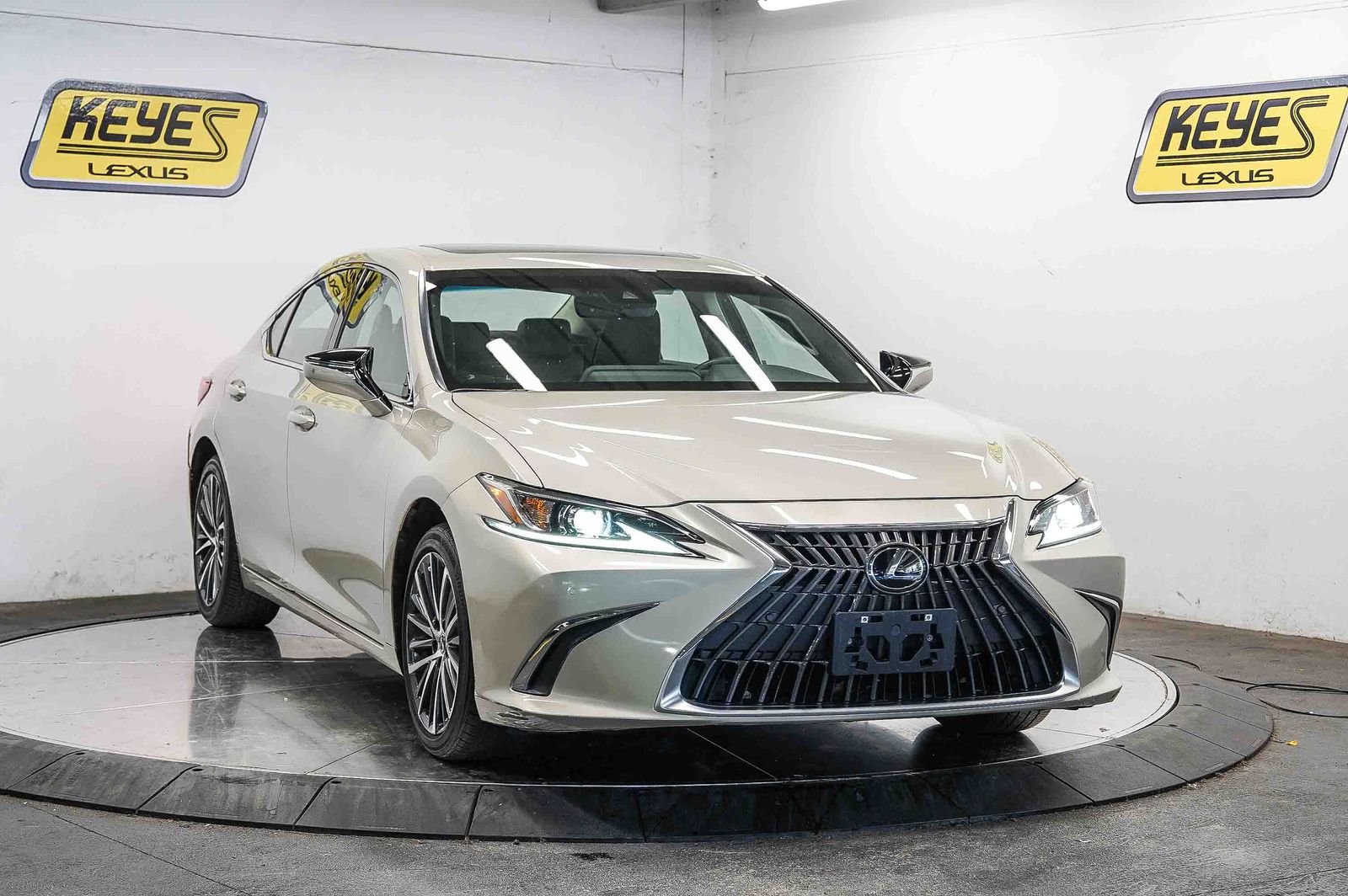 Thumbnail: 2024 Lexus ES - 4