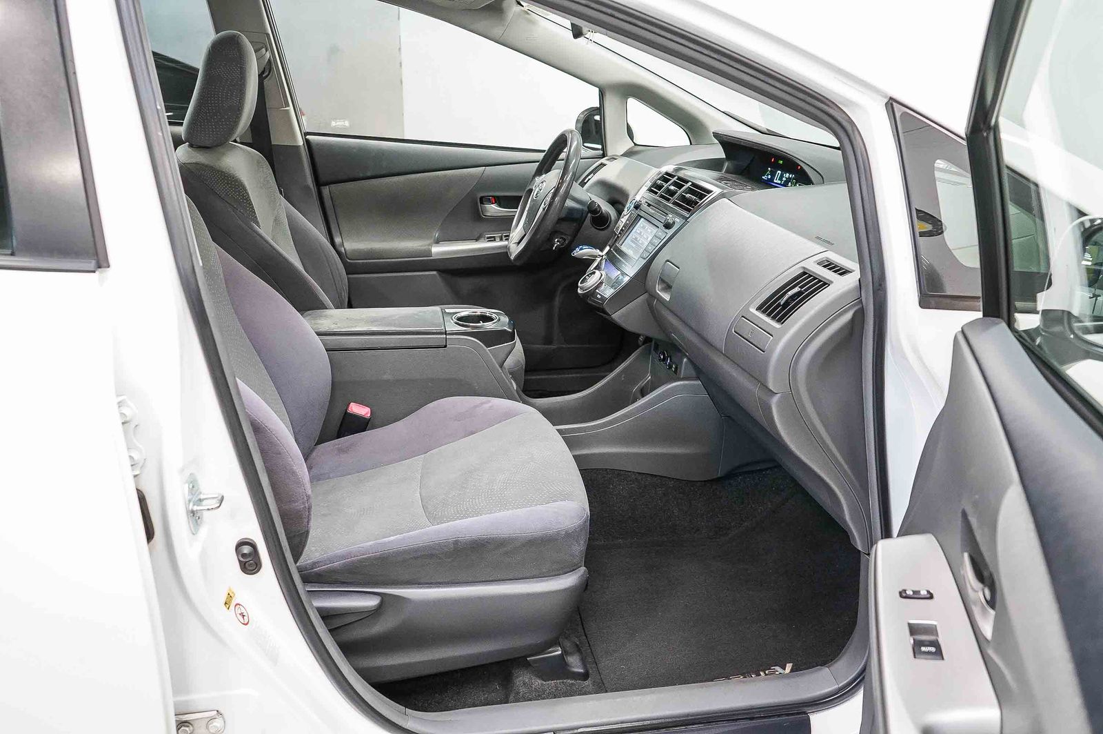 Thumbnail: 2012 Toyota Prius v - 15