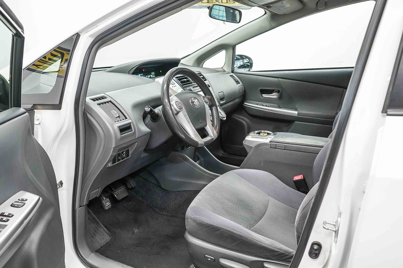 Thumbnail: 2012 Toyota Prius v - 16