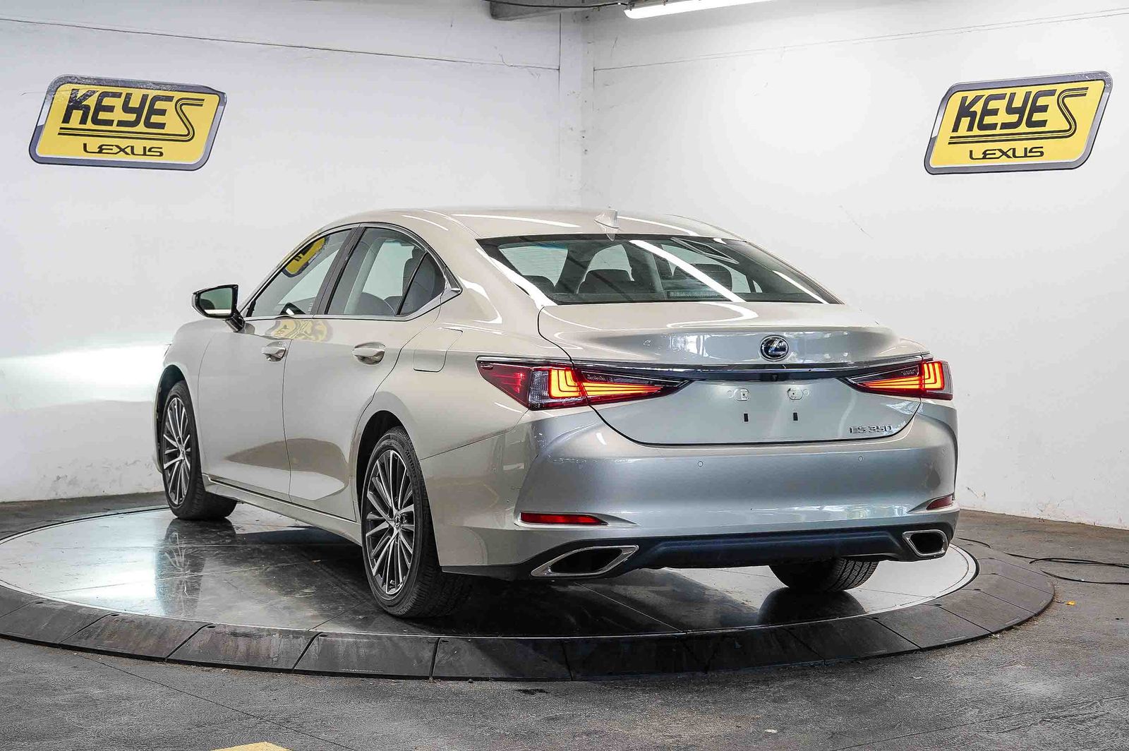 Thumbnail: 2024 Lexus ES - 2