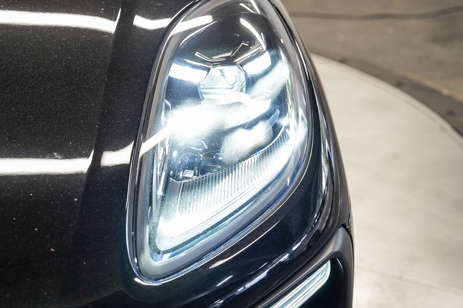 Thumbnail: 2023 Porsche Macan - 6