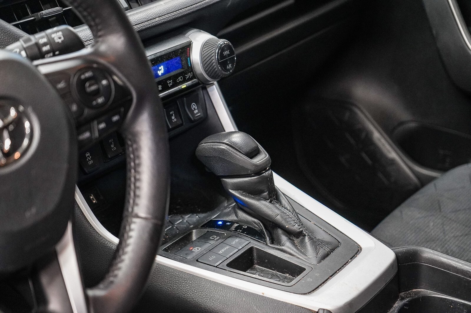 Thumbnail: 2020 Toyota RAV4 - 23