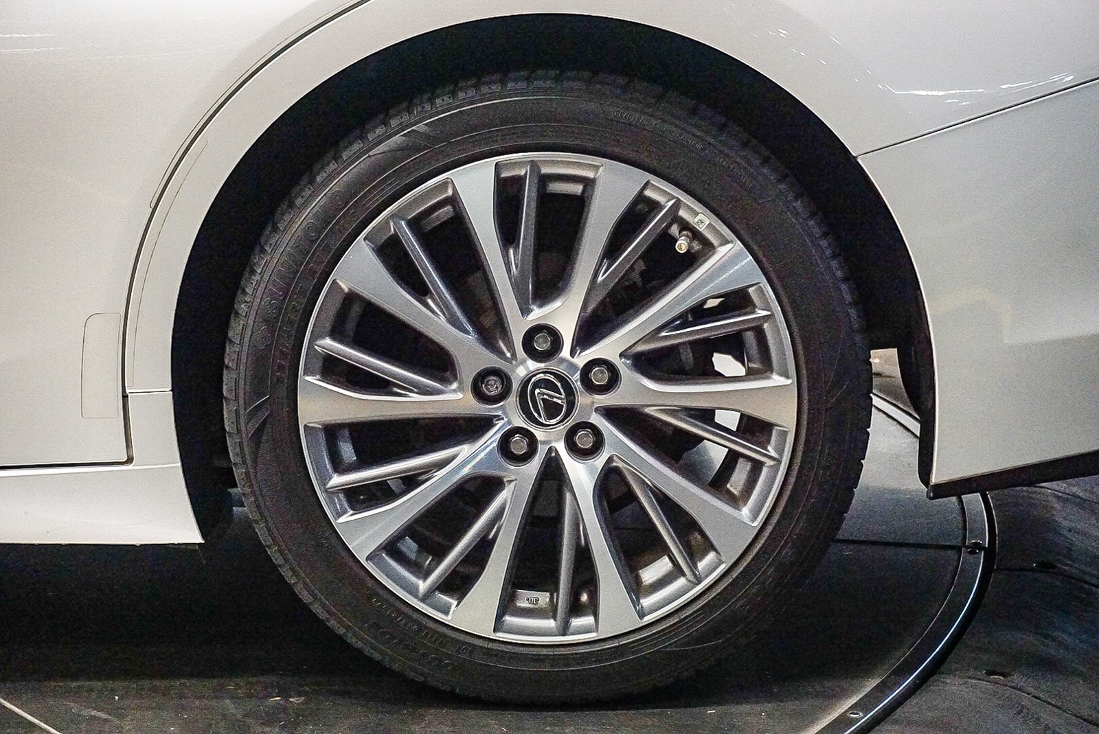 Thumbnail: 2020 Lexus ES - 10