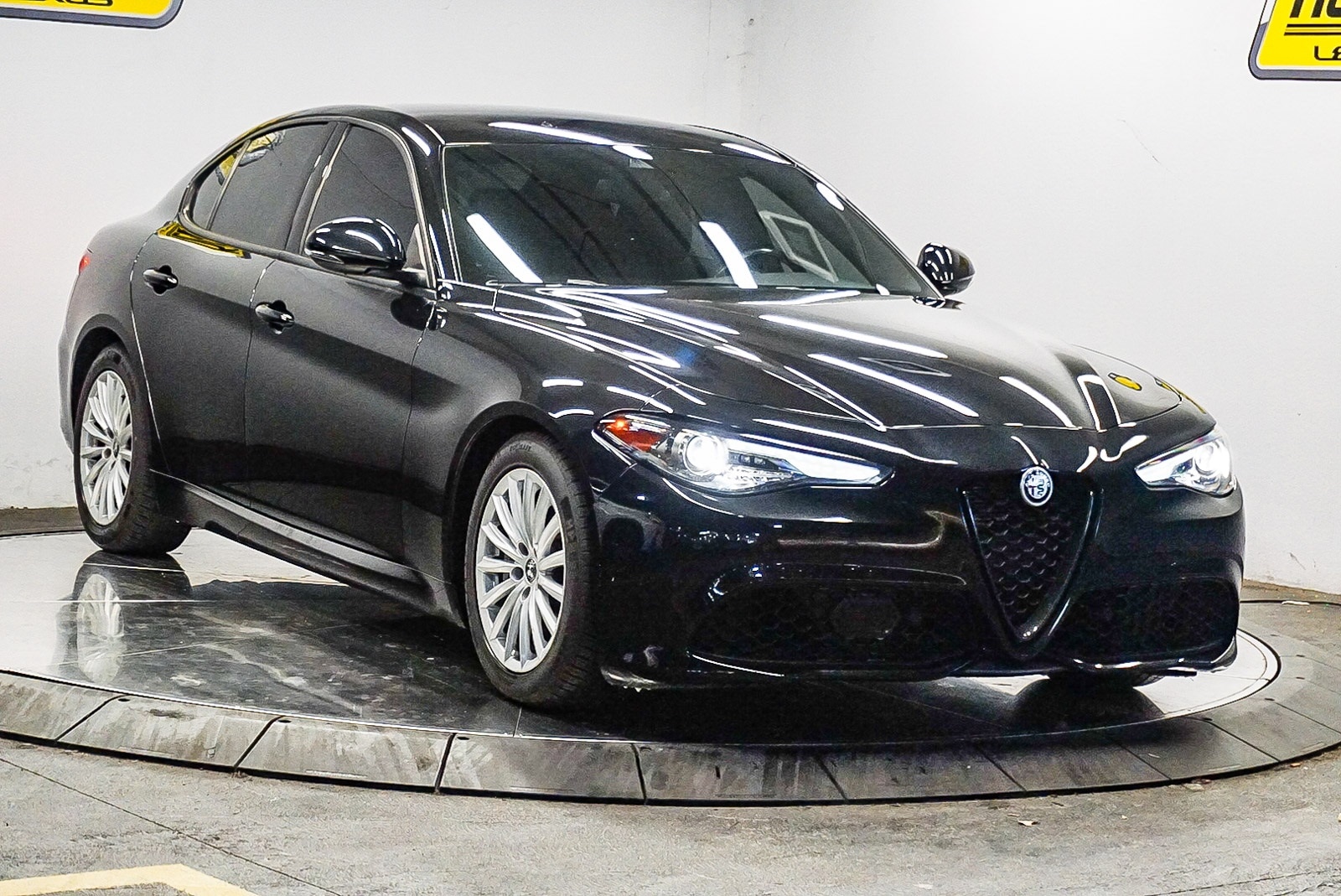 Thumbnail: 2022 Alfa Romeo Giulia - 5