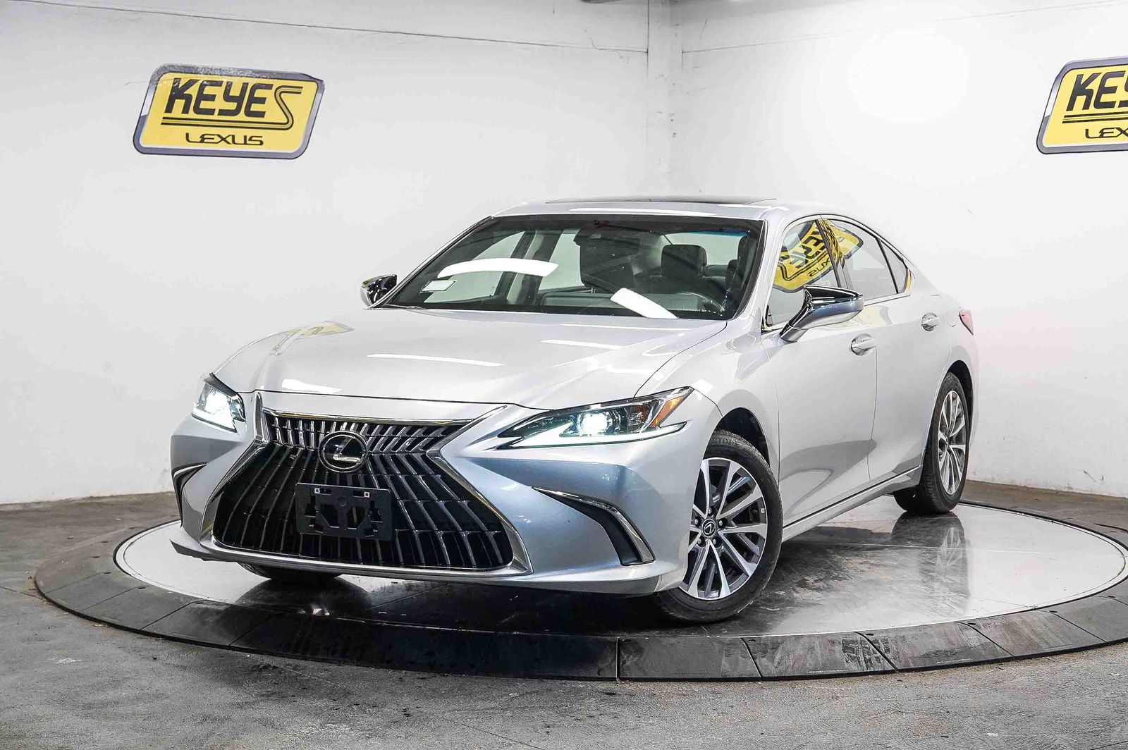 2025 Lexus ES 350's photo